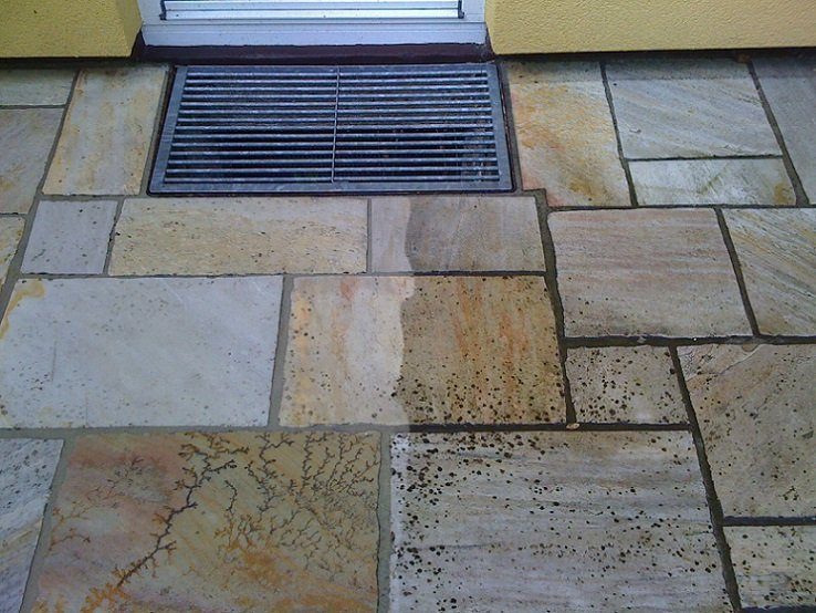 Terrassenplatten reinigen und versiegeln 4 Quarzitterrasse mit Fl%C3%A4chtenbefall
