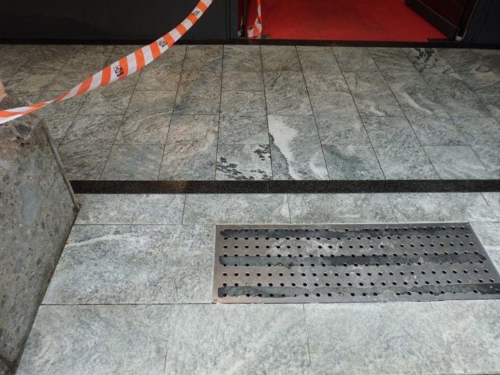Die SteinRein Natursteinreinigung in Kierspe 3 rauher Granitbelag gereinigt