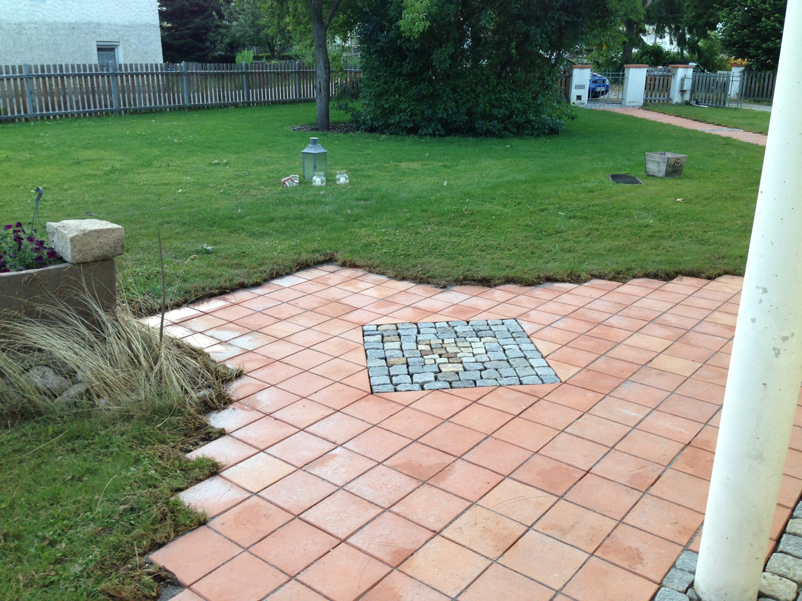 Terrassenfläche aus orangen Fliesen mit Pflastereinsatz nach der Unkrautentfernung Terrassenfläche aus orangen Fliesen mit Pflastereinsatz nach der Unkrautentfernung