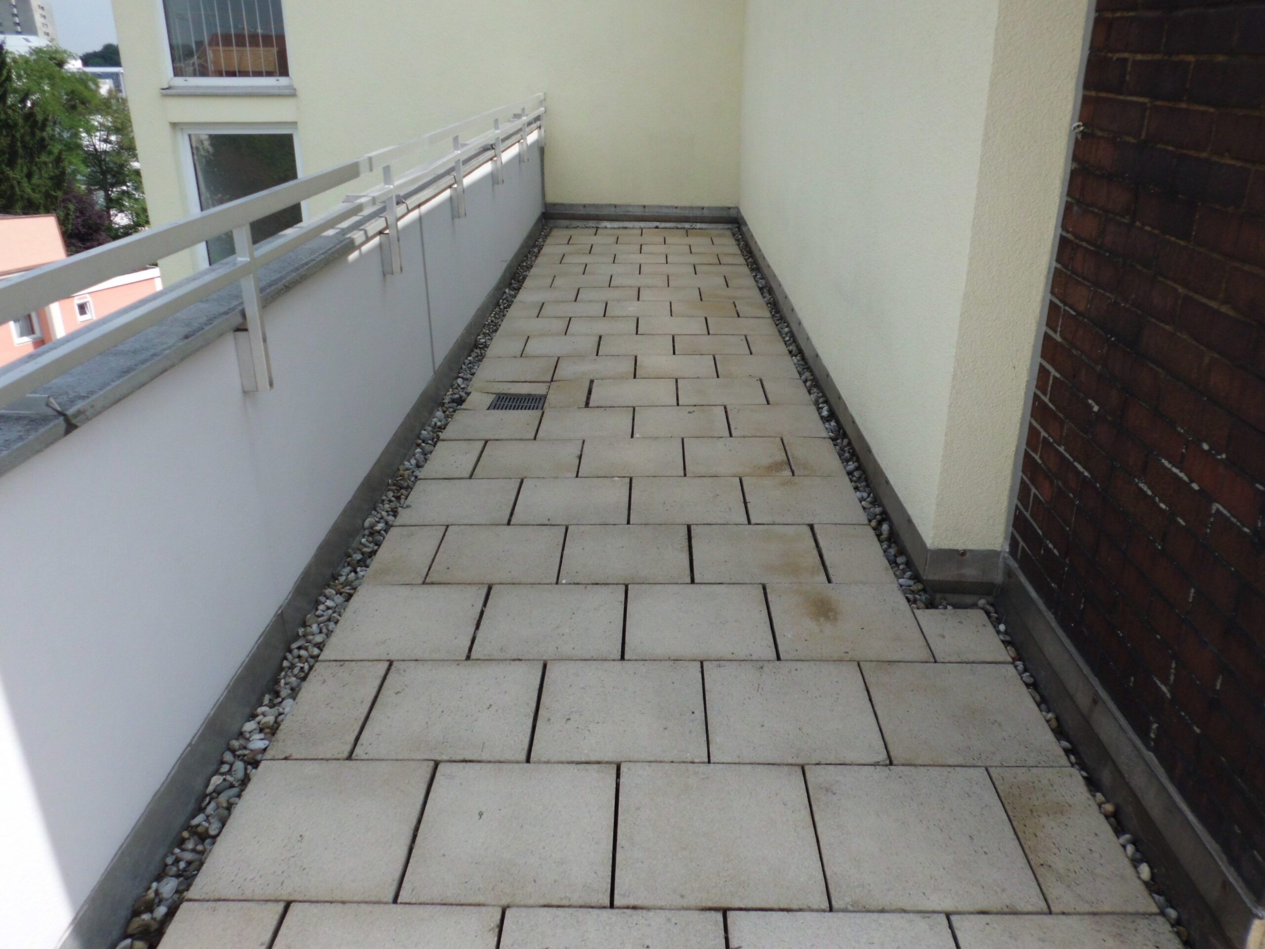 Saubere Terrassenplatten ohne Unkraut in den Fugen als vorbeugende Pflege Saubere Terrassenplatten ohne Unkraut in den Fugen als vorbeugende Pflege