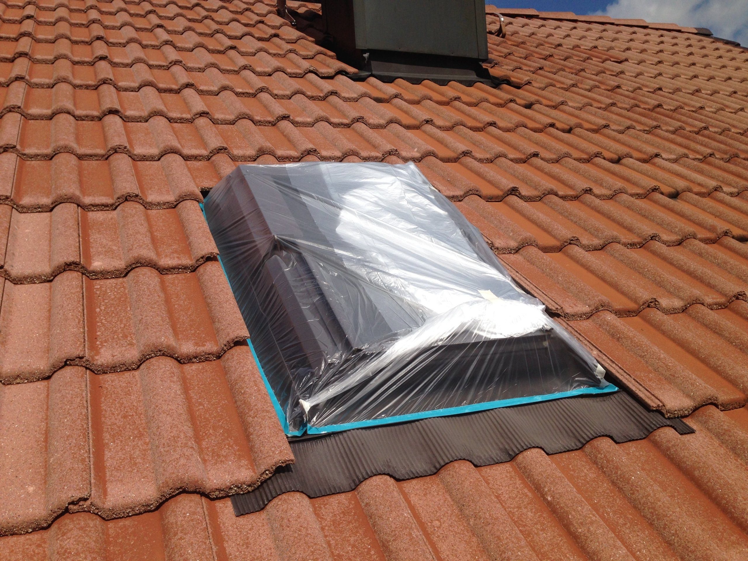 Dachreinigung mit Dachbeschichtung 7 abgeklebtes dachfenster vor dem hausdach beschichten scaled