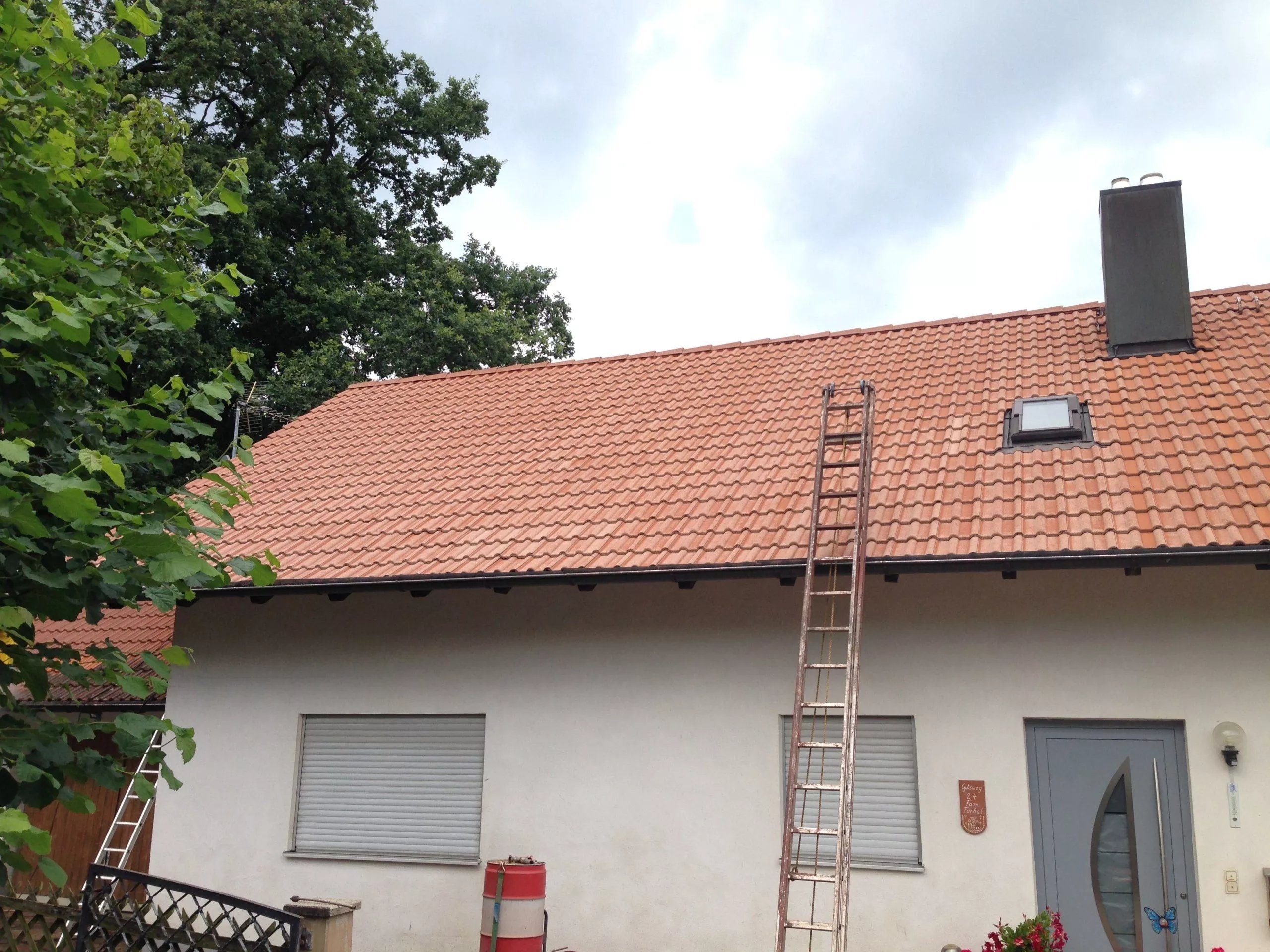Dachreinigung mit Dachbeschichtung 6 betondachsteine nach der reinigung scaled