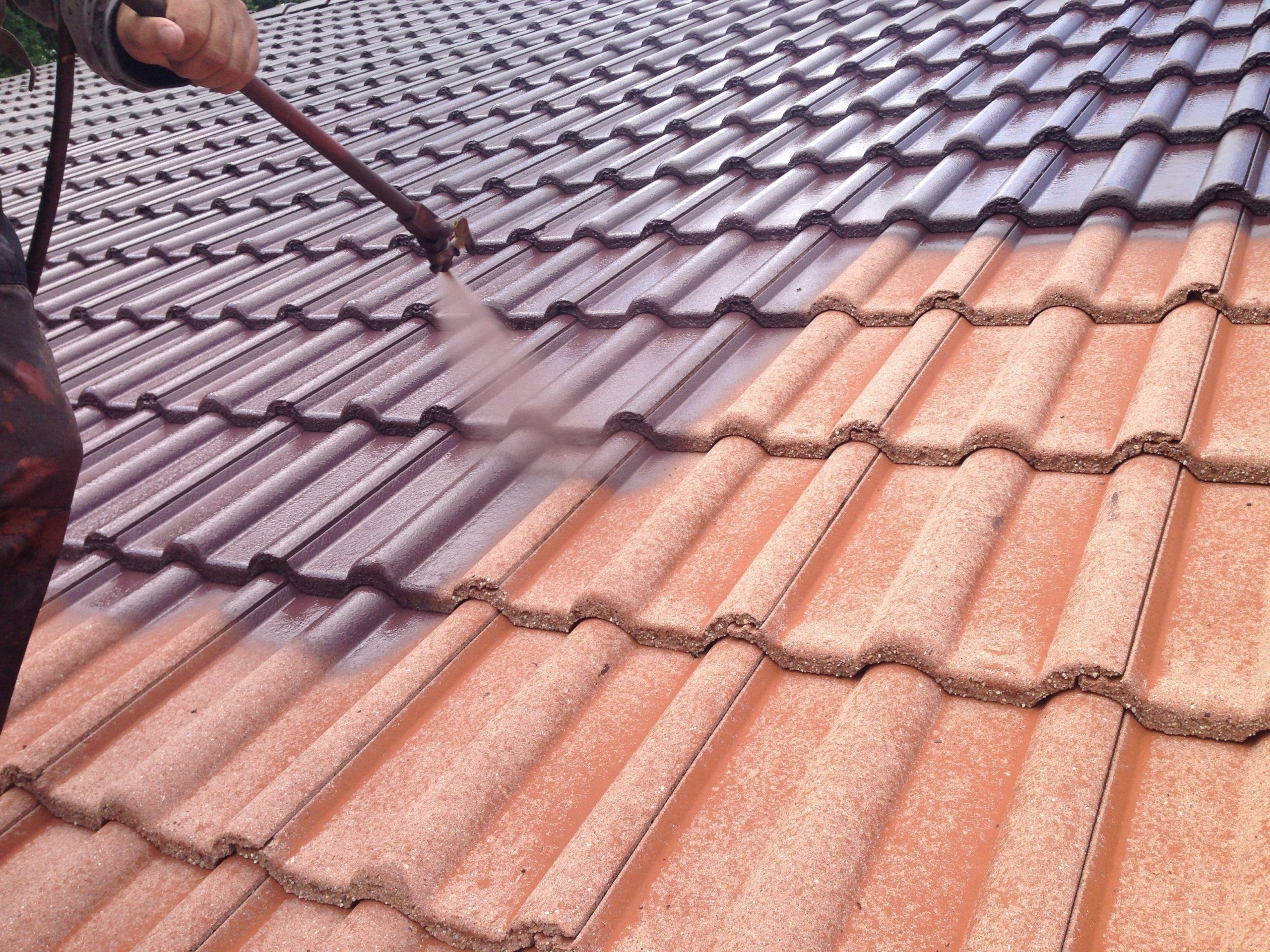 Dachreinigung mit Dachbeschichtung 7 dach beschichten mit airless spr%C3%BChger%C3%A4t in der farbe anthrazit scaled
