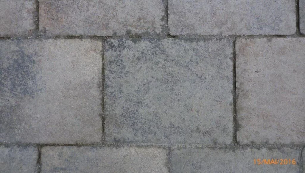 Zamglenie cementowe na kolorowym bloku betonowym