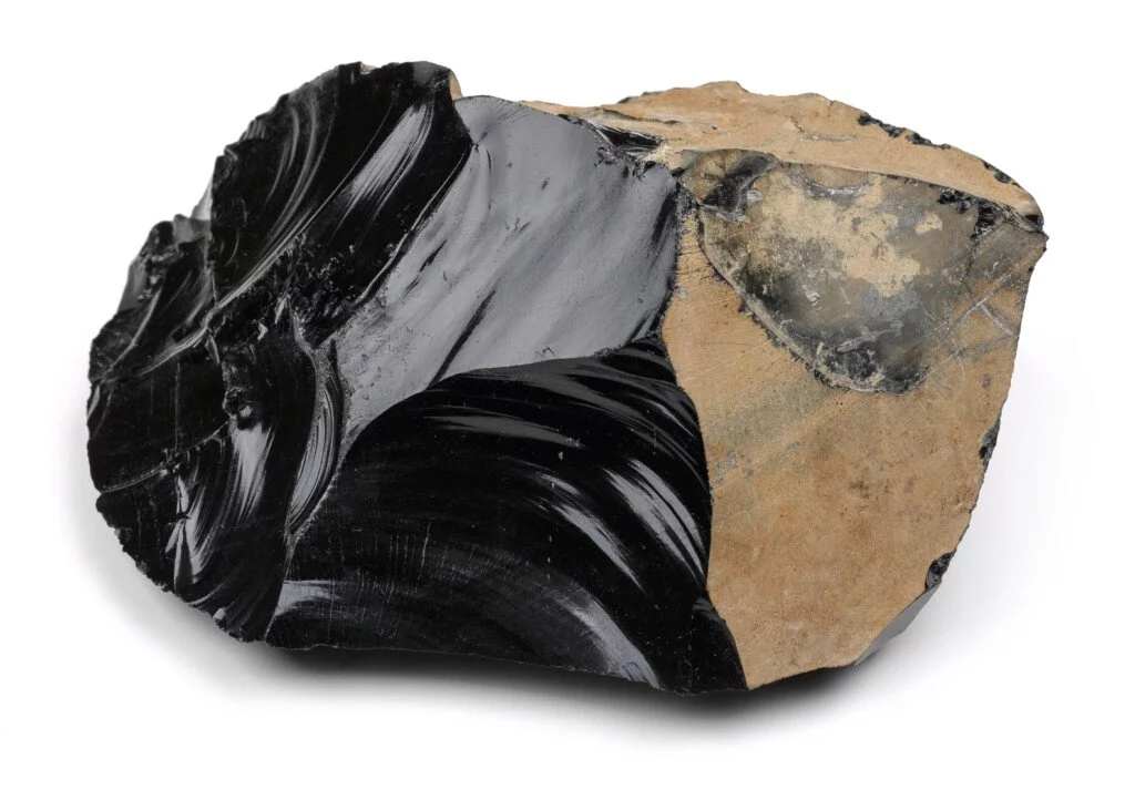 Obsidian Schwarz mit Ablagerungen