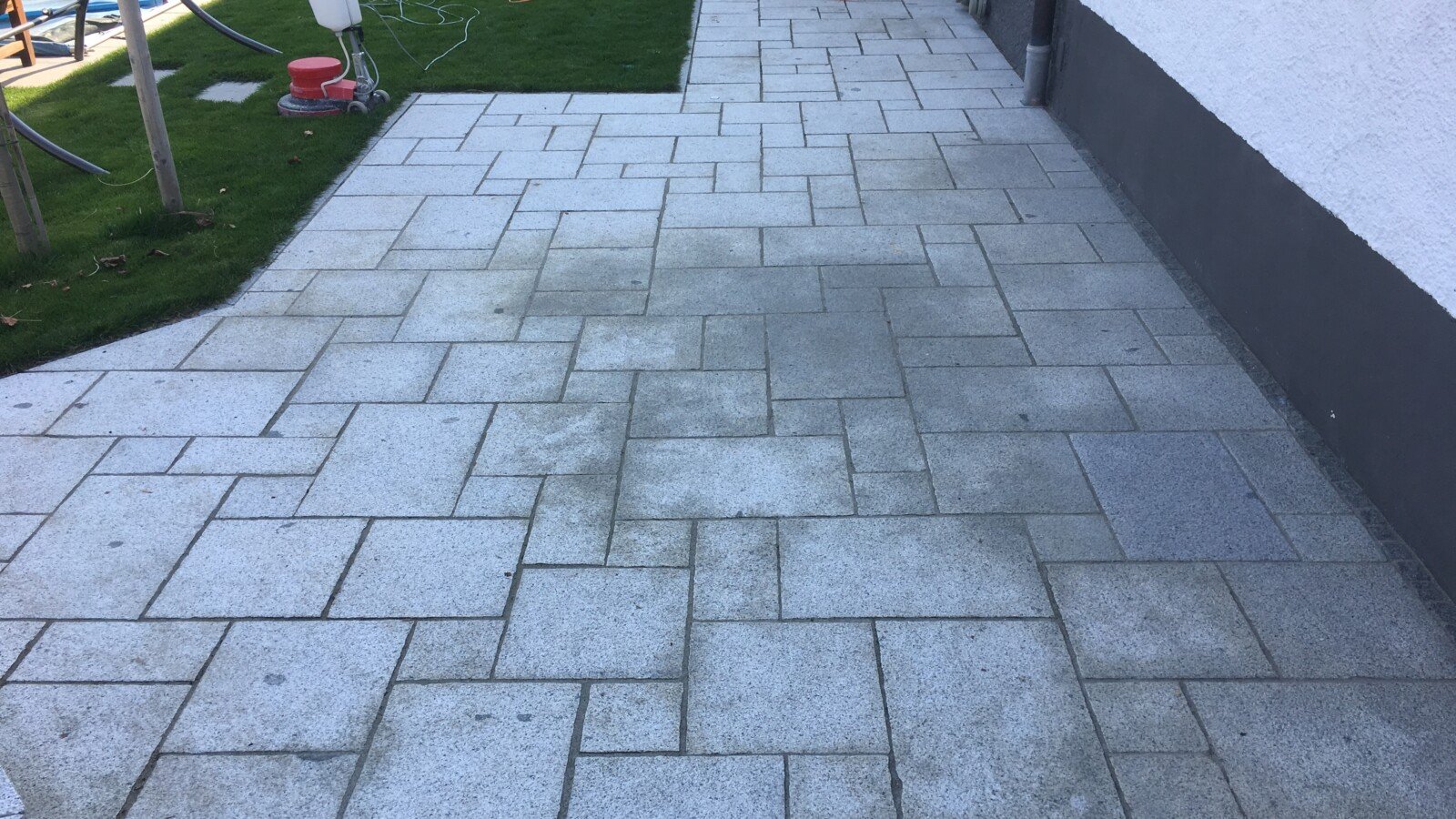 Graue Natursteinplatten am Hauseingang mit Epoxidharzrückständen nach der Verfugung Graue Natursteinplatten am Hauseingang mit Epoxidharzrückständen nach der Verfugung