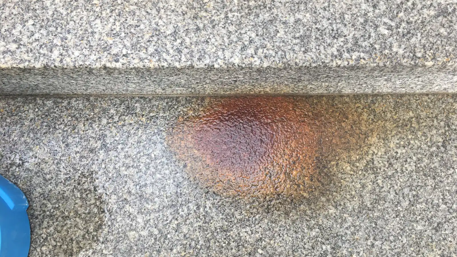Orangebrauner Rostfleck auf einer hellen Granitstufe Orangebrauner Rostfleck auf einer hellen Granitstufe