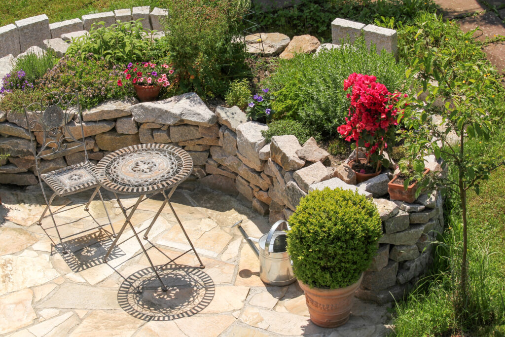 Romantische Sitzecke mit Steinmauer im Garten
