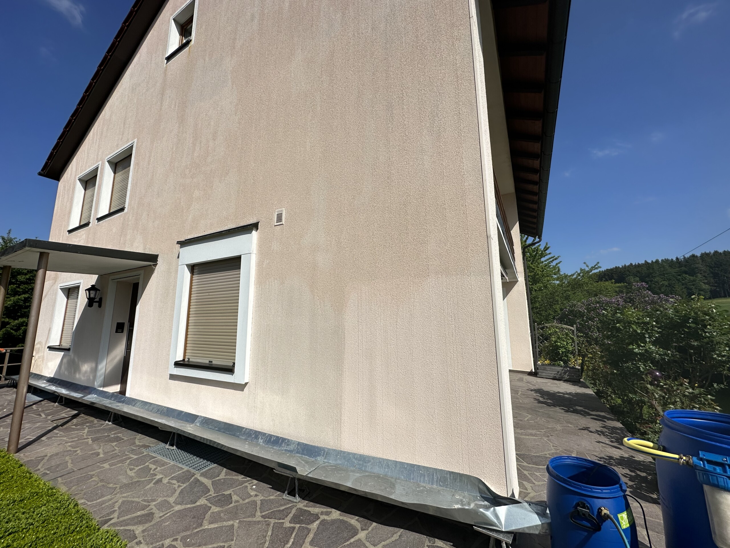 Die SteinRein Fassadenreinigung in Bad Staffelstein 7 probereinigung an einer fassade scaled