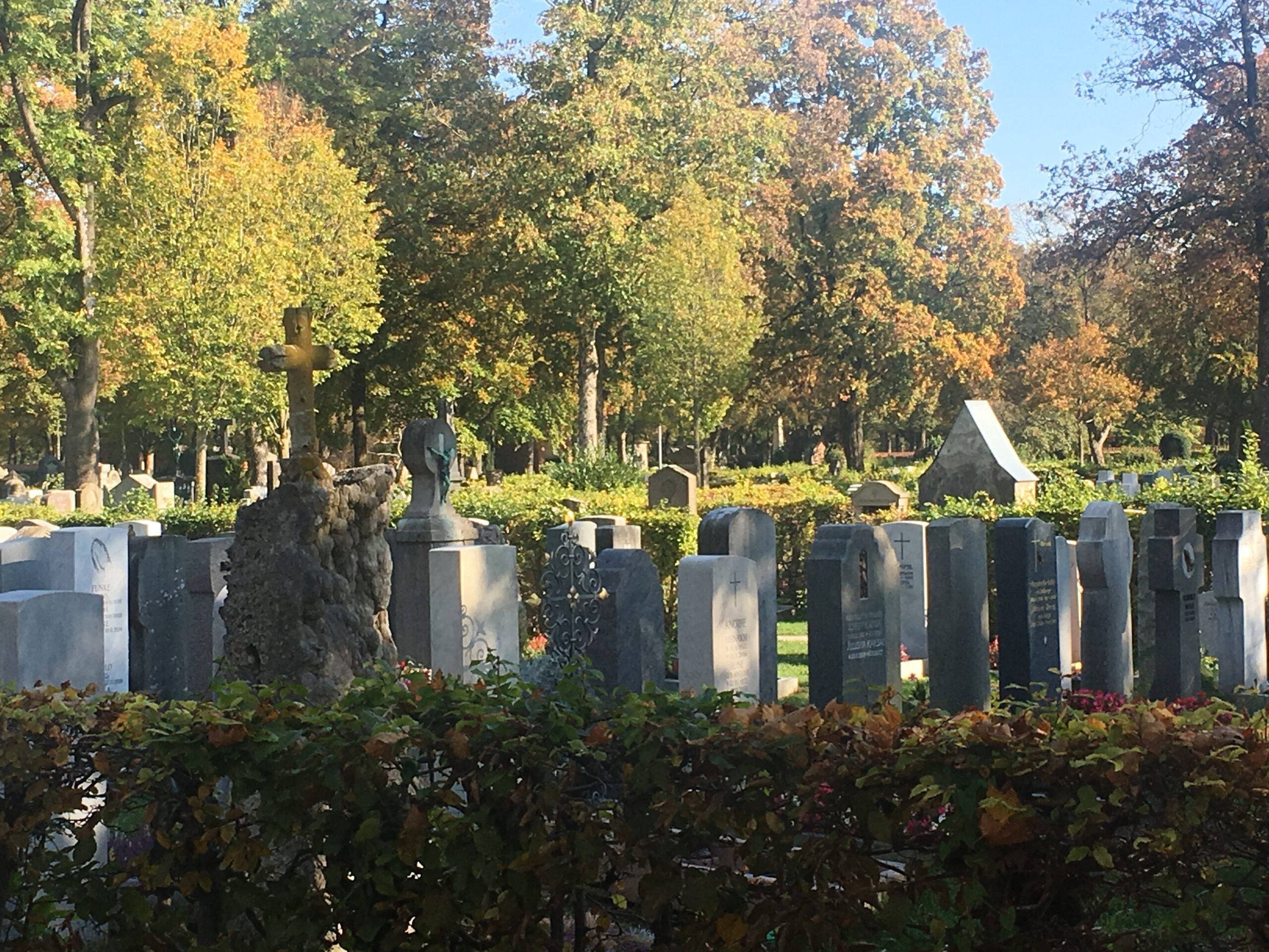 Allerheiligen am 01.11.2020 - Aktion Grabsteinreinigung in München 1 grabsteine am nordfriedhof münchen scaled