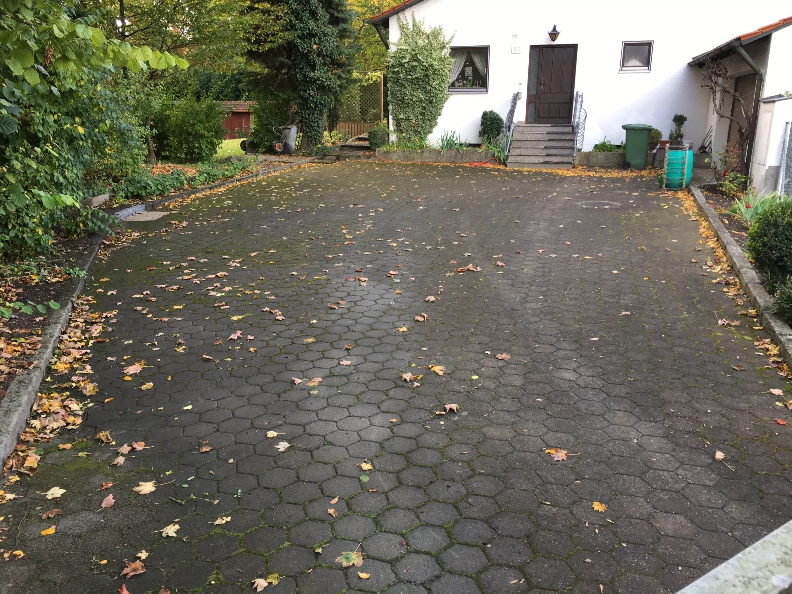 Sprzątanie podwórka: Czyszczenie, fugowanie i uszczelnianie kostki brukowej na podwórku. 1 vor der hofreinigung scaled